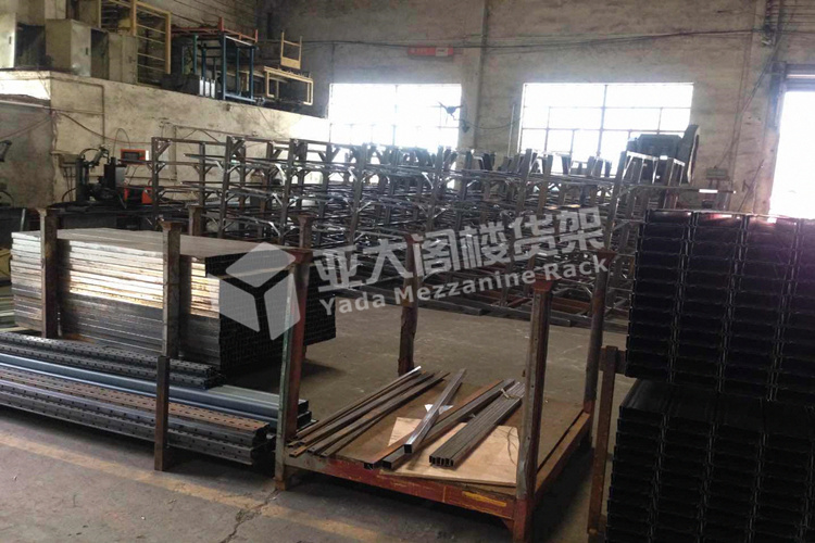 廣州亞大閣樓貨架廠(chǎng)家訂單不斷，工廠(chǎng)人員正全力以赴趕貨中